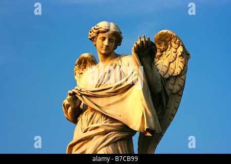 Nachmittag Sonnenlicht auf ein Engel entlang der Ponte Sant Angelo, Rom, Italien Stockfoto