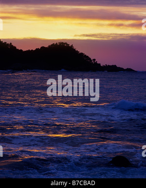 Die Sonne versinkt hinter POINT LOBOS STATE PARK in der MONTEREY BAY Heiligtum CARMEL CALIFORNIA Stockfoto