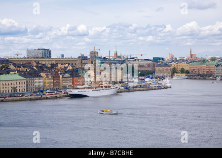 Blick über Stockholm in Richtung der Altstadt, wo der Kreuzer Sea Cloud II vor Anker liegt Stockfoto