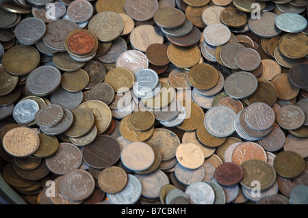 Israel Jaffa Flohmarkt eine Sammlung von Münzen aus verschiedenen Ländern Stockfoto