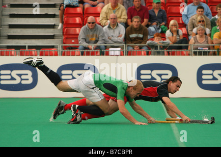 Hockey-Spieler im Wettbewerb bei der Euro-Nationen 2007 in Manchester uk (Irland / Belgien) Stockfoto