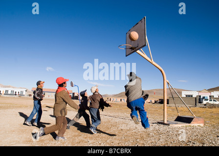 Kinder spielen am Schoolgrounds. Schule für Nomadenkinder in Tibet. Stockfoto