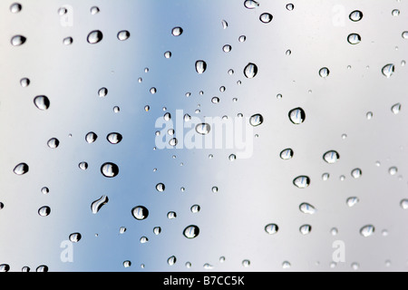Regentropfen am Fenster gegen Himmel Stockfoto