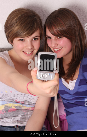 Zwei Mädchen im Teenageralter ein Foto von sich selbst. Stockfoto