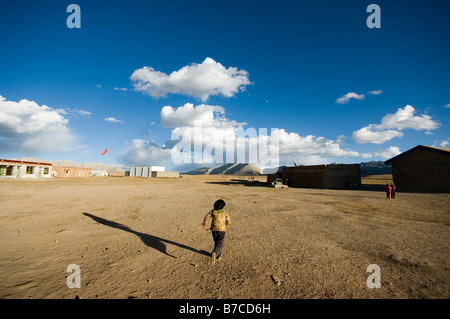 Kinder spielen am Schoolgrounds. Schule für Nomadenkinder in Tibet. Stockfoto