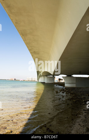 Ansicht unter der Brücke von Sarasota, St. Armands Circle in Sarasota Bay Florida Stockfoto