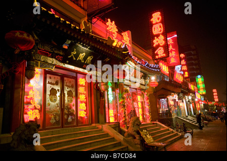 Viele Leuchtreklamen und roten Laternen nachts außerhalb Restaurants auf 'Ghost Street"in Peking 2009 Stockfoto