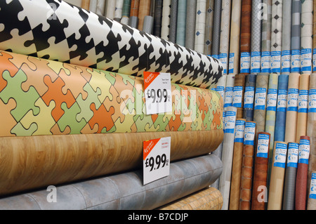 Verschiedenen Rollen von verschiedenen Farben Farben und Muster der Lino Linoleum Bodenbelag für Verkauf Stockfoto