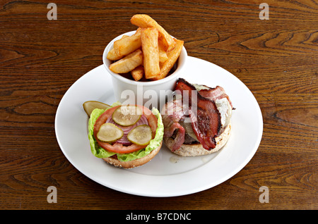 Käse-Speck-Burger-Chips-Salat-Brötchen Stockfoto