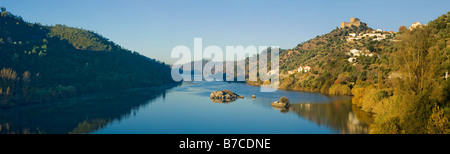 Portugal, an der Grenze des Alentejo und Beira Baixa Viertel, Belver Burg und Dorf mit Blick auf den Fluss Tejo Stockfoto