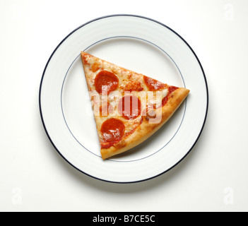 Ein Stück Käse und Salami Pizza auf einem runden weißen Teller Stockfoto