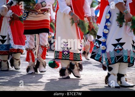 DIE AMERIKANISCHEN UREINWOHNER DURCHFÜHREN, DIE BLAUEN MAIS-TANZ, SANTA CLARA PUEBLO, NEW MEXICO, USA Stockfoto