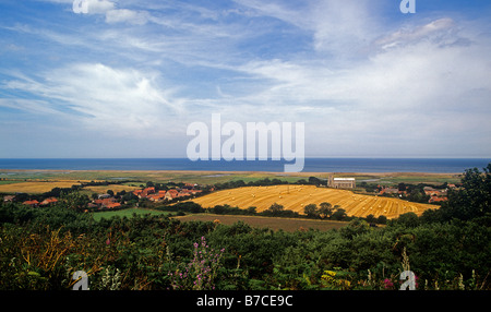 Sommer-Felder, die mit Blick auf St.-Nikolaus-Kirche und die Salzwiesen von Schindel Banken an der North Norfolk Küste geschützt Stockfoto