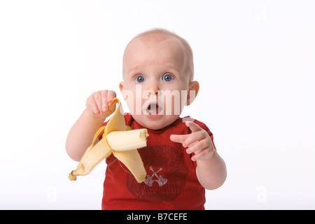 Kleinkind hat Angst eine Banane in einer Haut Stockfoto