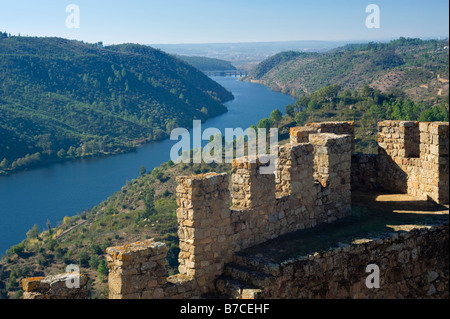 Portugal, die Grenzen der Bezirke Alentejo und Beira Baixa, Belver Burg am Fluss Tejo mit Belver Damm in der Ferne Stockfoto