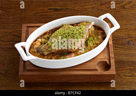 Ente Cassoulet Holz Tisch rustikal Restaurant französische Küche Land Bohnen Stockfoto