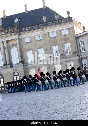 Die königliche dänische Leibgarde teilnehmen an der Änderung der Wachablösung am Schloss Amalienborg in Kopenhagen Stockfoto