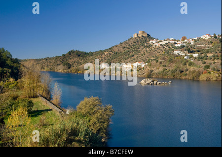 Portugal, an der Grenze zwischen den Regionen Alentejo und Beira Baixa, Belver Dorf, Schloss und den Fluss Tejo Stockfoto