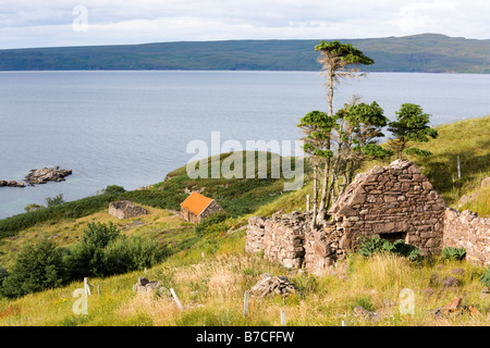 Einer verfallenen Hütte am Ufer des Loch Torridon, in der Nähe von Fearnbeg, Wester Ross, Highland, Schottland Stockfoto
