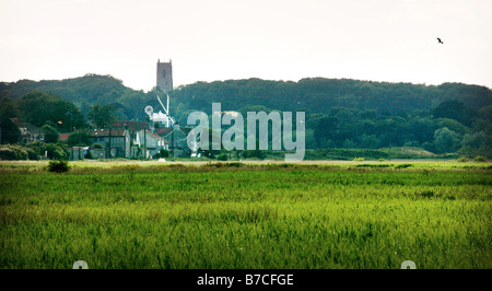 Ein Blick auf die Windmühle und Cley Dorf, Cley direkt am Meer, Blick über Cley Sümpfe in North Norfolk. Stockfoto