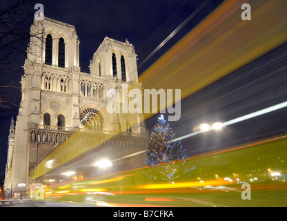 Die Kathedrale von Notre Dame mit Weihnachtsbaum und Dekoration in Zentral-Paris, Frankreich. Stockfoto