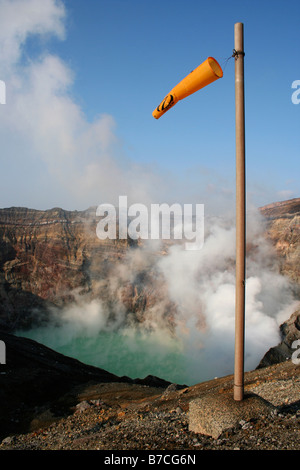 Berg Aso (阿蘇山, Aso-san, Berg Aso, Vulkan Aso, aktiver Vulkan, Nahaufnahme des Kraters dampfend mit Windsocke im Blick, Japan Stockfoto