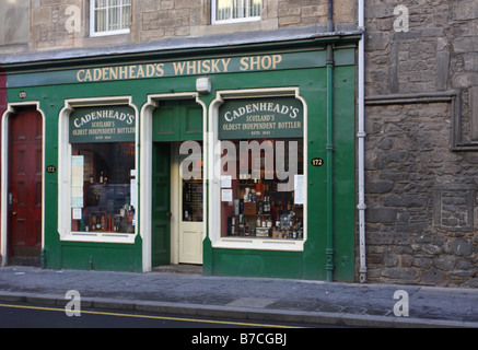 Außenansicht des Cadenhead Whisky Shop Royal Mile Edinburgh Schottland Januar 2009 Stockfoto