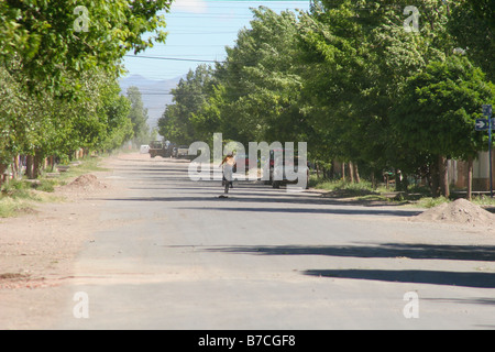 Einsame Radfahrer fahren auf einer Seitenstraße in Malague Argentinien Stockfoto