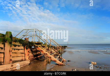 Steighilfen über einem Wellenbrecher bei Cromer, Norfolk, Großbritannien. Stockfoto