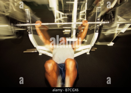 Männchen mit Gewichten im Fitnessstudio trainieren Stockfoto
