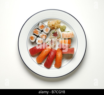 Eine Auswahl an japanischen Sushi auf einem runden weißen Teller Stockfoto