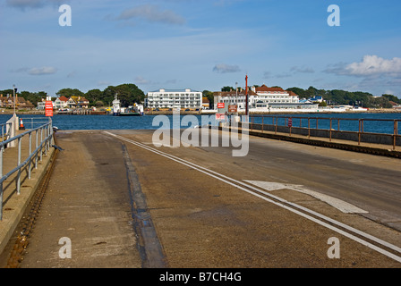 Blick über Poole Harbour Eingang in Richtung Sandbänke mit Kette Fähre verlassen Sandbänke Stockfoto