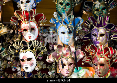 Venezianische Masken zum Verkauf auf den Märkten in Florenz, Italien Stockfoto