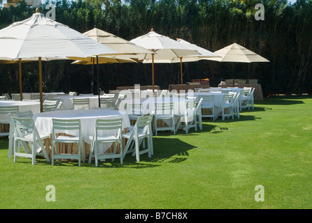 Tische und Stühle draußen im Freien vor Garten Party Event, USA Stockfoto