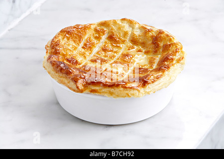 Hähnchenpilzkuchen Blätterteig Fleisch Crush herzhafte handgemachte weiße Schale, goldgebackene Flakey Stockfoto