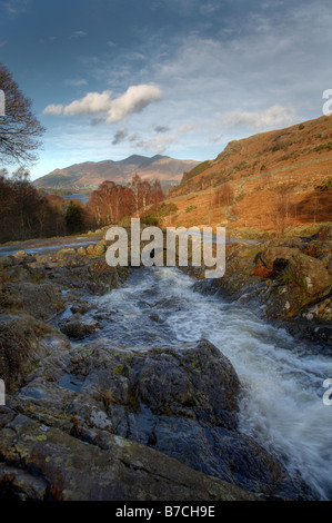 Ashness Brücke im Lake District, mit Blick auf Derwentwater und Skiddaw in der Nähe von Watendlath und Keswick im winter Stockfoto