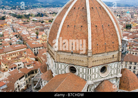 Luftaufnahme von Florenz Kuppel der Kathedrale Santa Maria del Fiore umgeben von orange Fliesen Dächer Stockfoto
