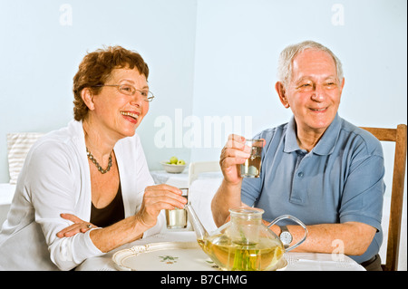 Älteres Paar Spaß Drinkinkg Kräutertee Stockfoto