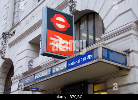 Schild am Eingang zum Bahnhof Moorgate, London, England, UK Stockfoto