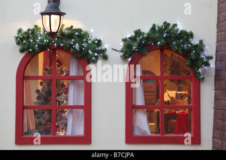 rote Fenster dekoriert für Weihnachten mit künstlichen Lichter Haus Stockfoto