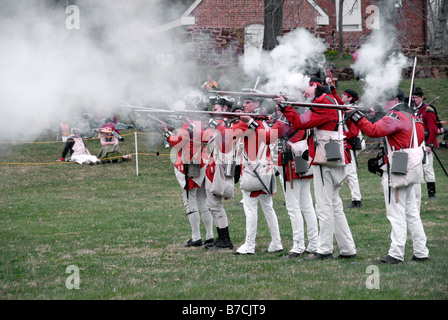 Britische Soldaten ihre Gewehre schießen, während eine amerikanische Revolution-Reenactment in Glendale Maryland Stockfoto