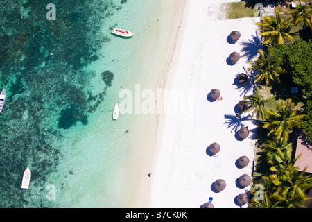 Helikopterblick tropischen Sandstrand und türkisfarbenes Meer Stockfoto