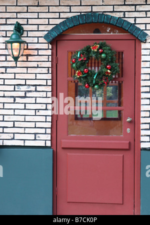 Tür für Weihnachten dekoriert mit Kranz für künstliche Haus Athen Griechenland Stockfoto