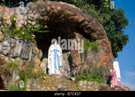 Marienstatue in Höhle, Metropolitan Cathedral Cebu, Cebu City, Cebu, Visayas, Philippinen Stockfoto