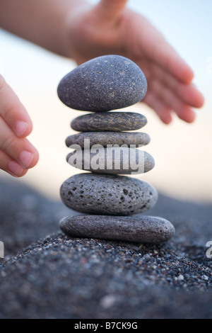 Ausgewogene Steinen. Stapel von vulkanischen Kieselsteine am Strand Stockfoto