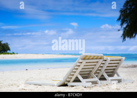 Sonne-Betten im tropischen weißen Sandstrand. Aufgenommen in Mauritius. Stockfoto