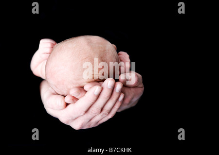 Neugeborenes Baby in den Armen des Vaters Stockfoto