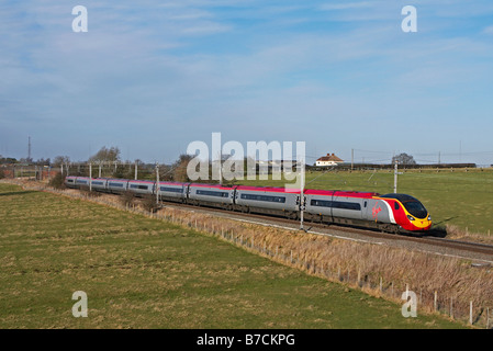 Eine Jungfrau Westküste Pendolino kippen Zug nach Süden zu London Euston durch Barby Nortoft südlich von Rugby am 21. Januar 2009 Stockfoto