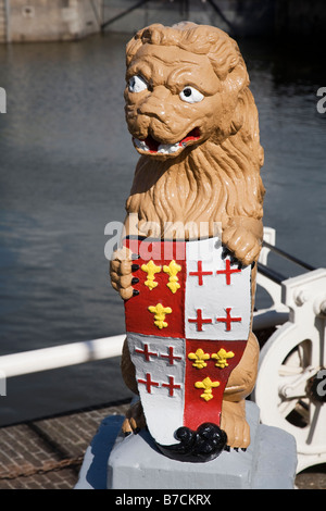 Löwe mit Stadtwappen, die Bewachung der Grote Sluis (Big Lock) Friesland Harlingen Niederlande Stockfoto