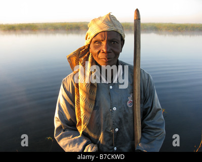 Augen eines Fischers im Einbaum an Ufern der Luapula Nebenfluss des Kongo-Fluss in der Demokratischen Republik Kongo Stockfoto